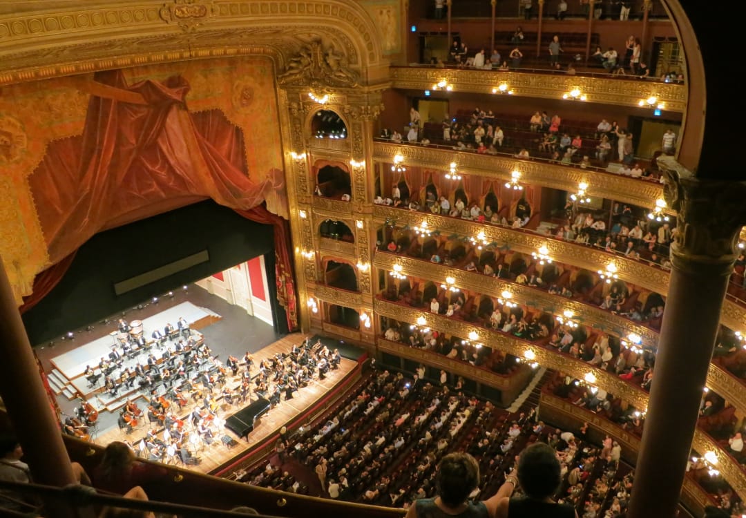 symphony-in-large-auditorium symphony playing in a large auditorium